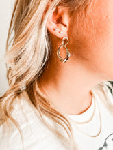 Load image into Gallery viewer, Metallic Warpped Circle Link Drop Earrings | Gold

